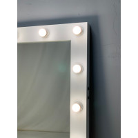 Белое настенные гримерное зеркало 100х100 с подсветкой